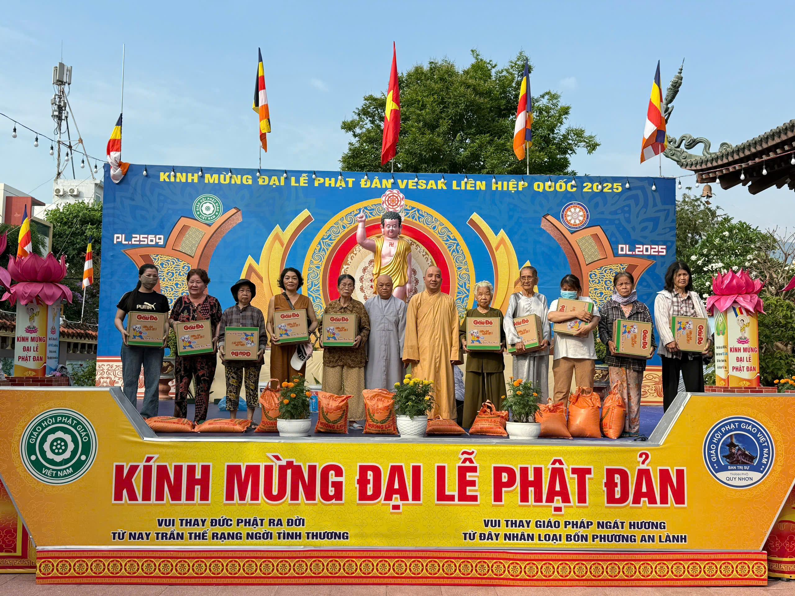 Quy Nhơn: Ban Trị sự Phật giáo thành phố phát quà từ thiện nhân mùa Phật đản Vesak 2569